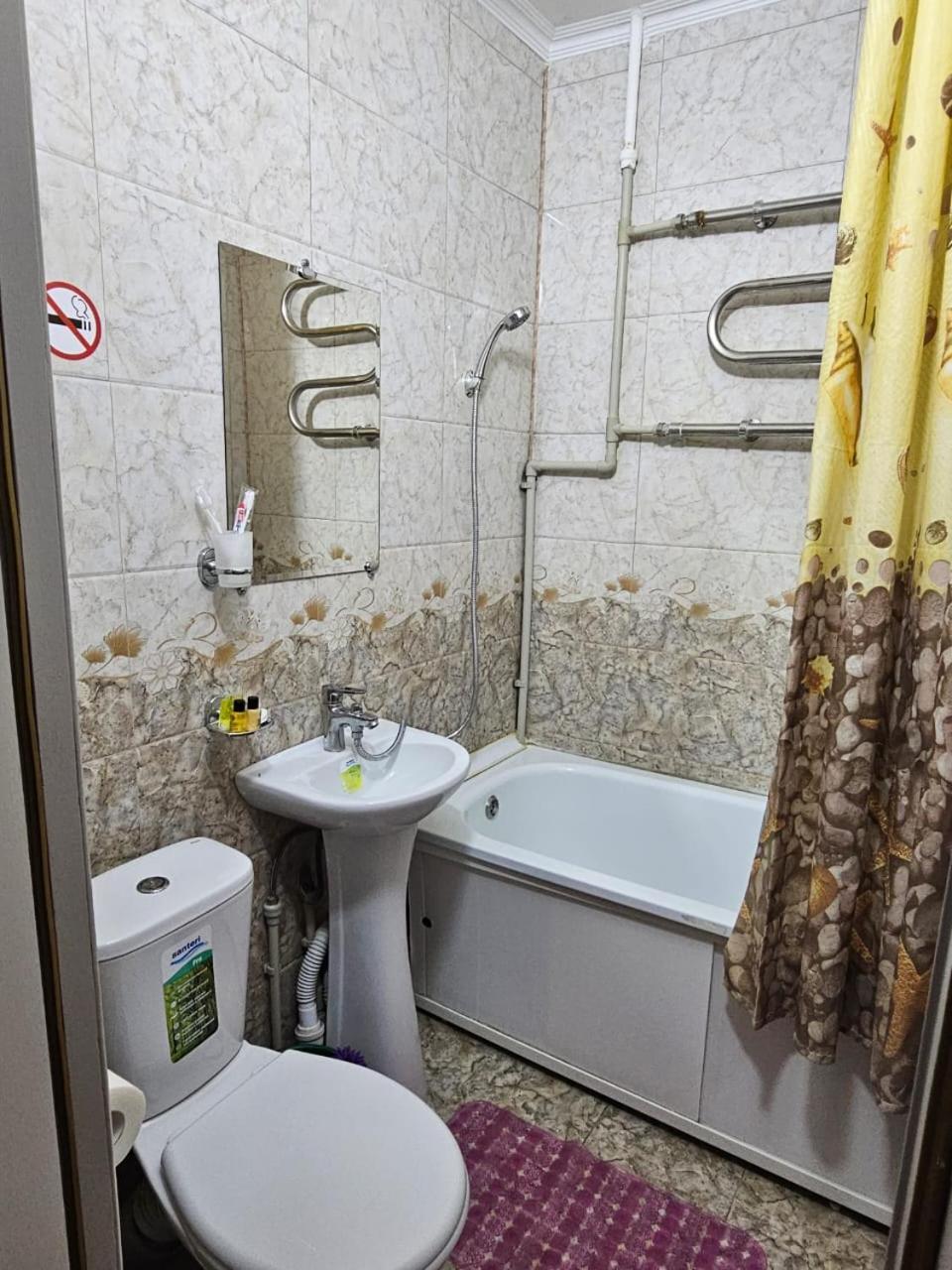 Апартаменты На Улице Клочкова, 128 Almaty Esterno foto